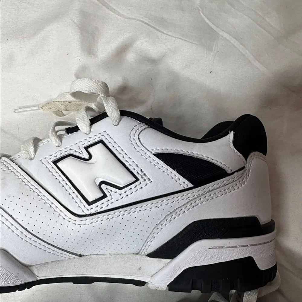 New Balance 550 Unisex White/Navy Sneakers. Size 8 Men/ 9.5 Women.